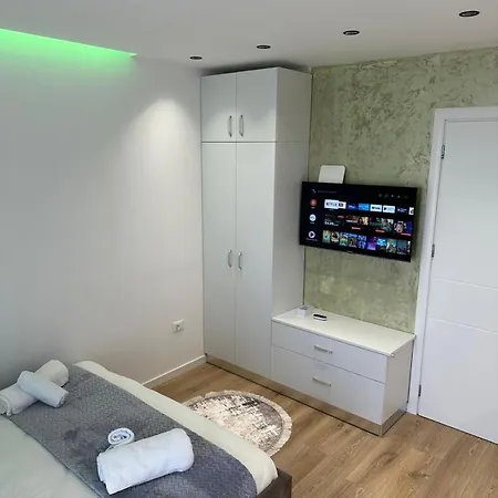Luxury Apartment *